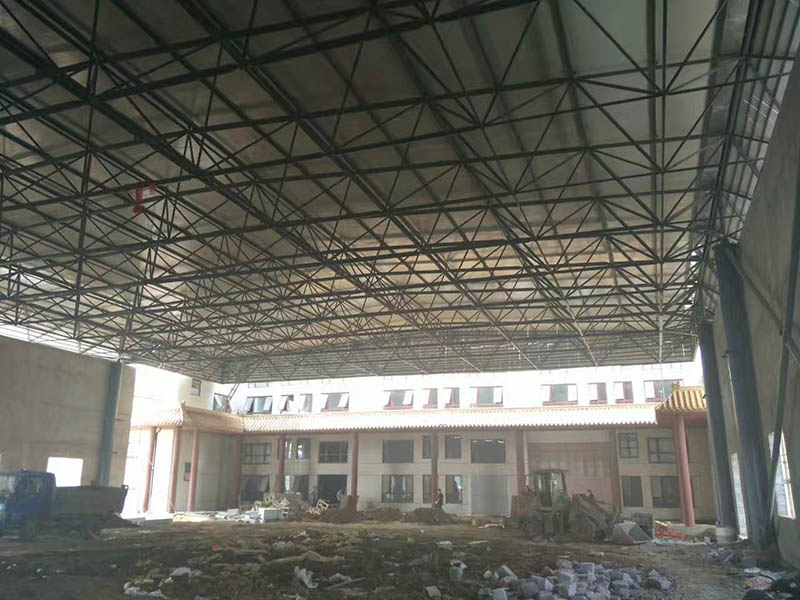 穆棱屋顶采光无缝钢管网架安装现场
