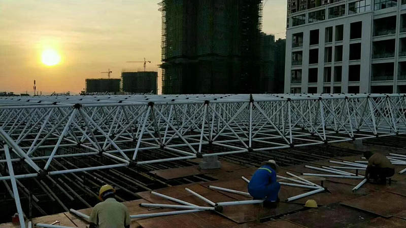 穆棱螺栓球网架安装现场